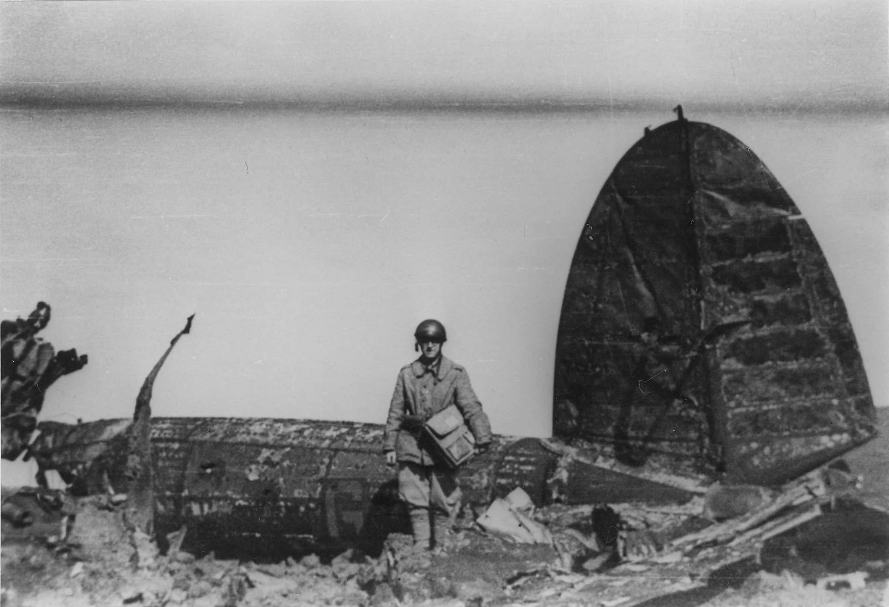 Ligne Maginot - AVIOTH - (Casemate d'infanterie - Simple) - Le Lt André commandant la casemate auprès d'un avion Henkel III  abattu.
Sous son bras, les documents de vol de l'avion