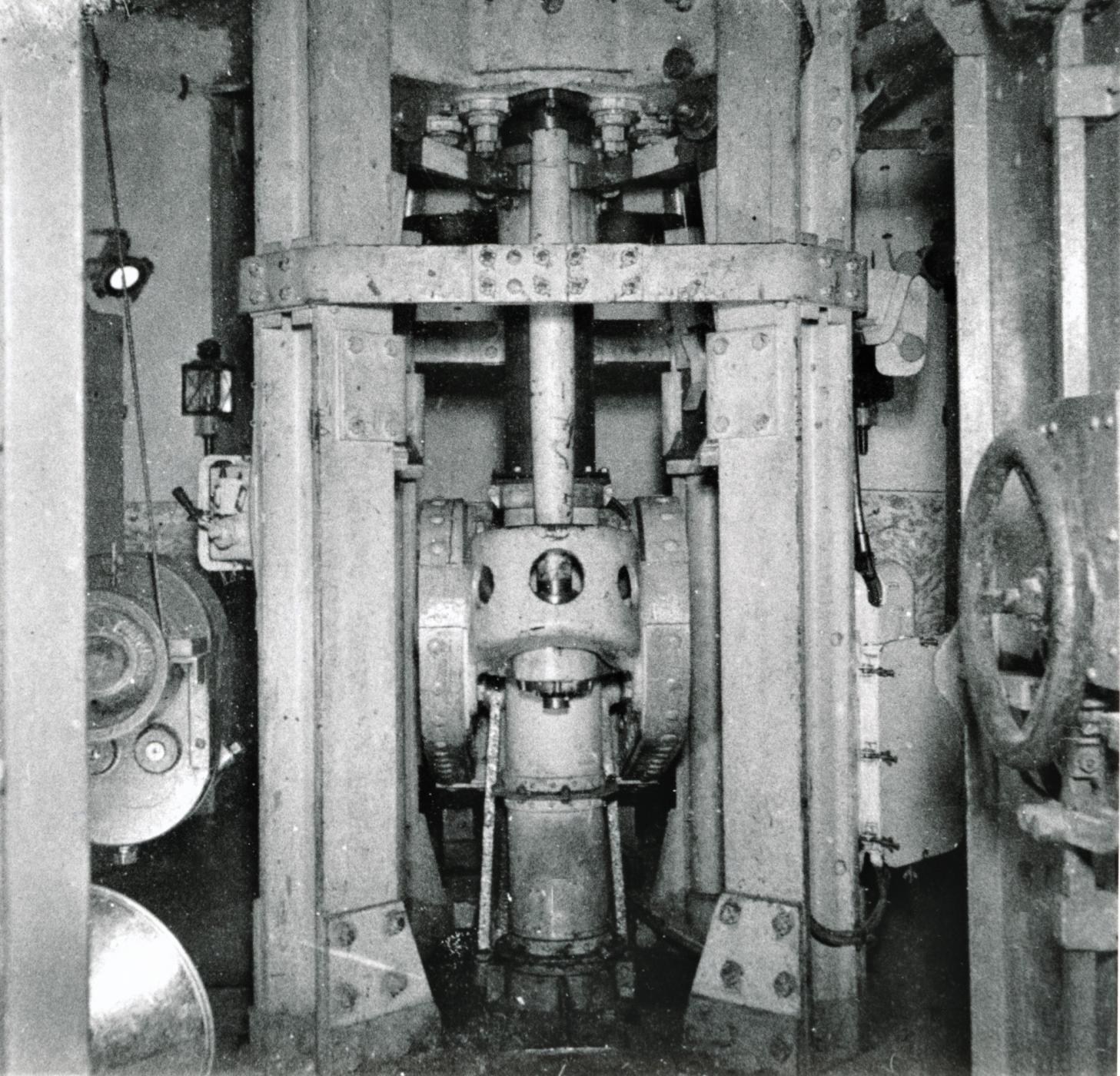 Ligne Maginot - HACKENBERG - A19 - (Ouvrage d'artillerie) - Bloc 10 - la tourelle de mortiers de 81 mm 
Vue de l'étage inférieur; la tourelle  est en batterie (position haute)