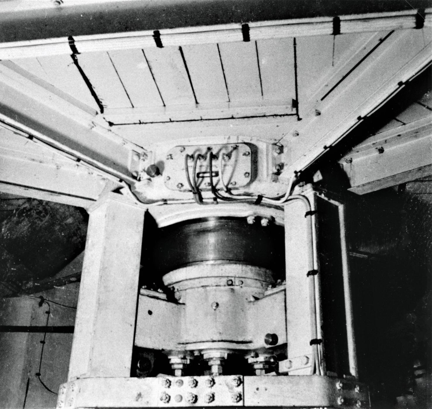 Ligne Maginot - HACKENBERG - A19 - (Ouvrage d'artillerie) - Bloc 10 - la tourelle de mortiers de 81 mm 
Vue de la sellette ; la tourelle  est éclipsée (position basse)