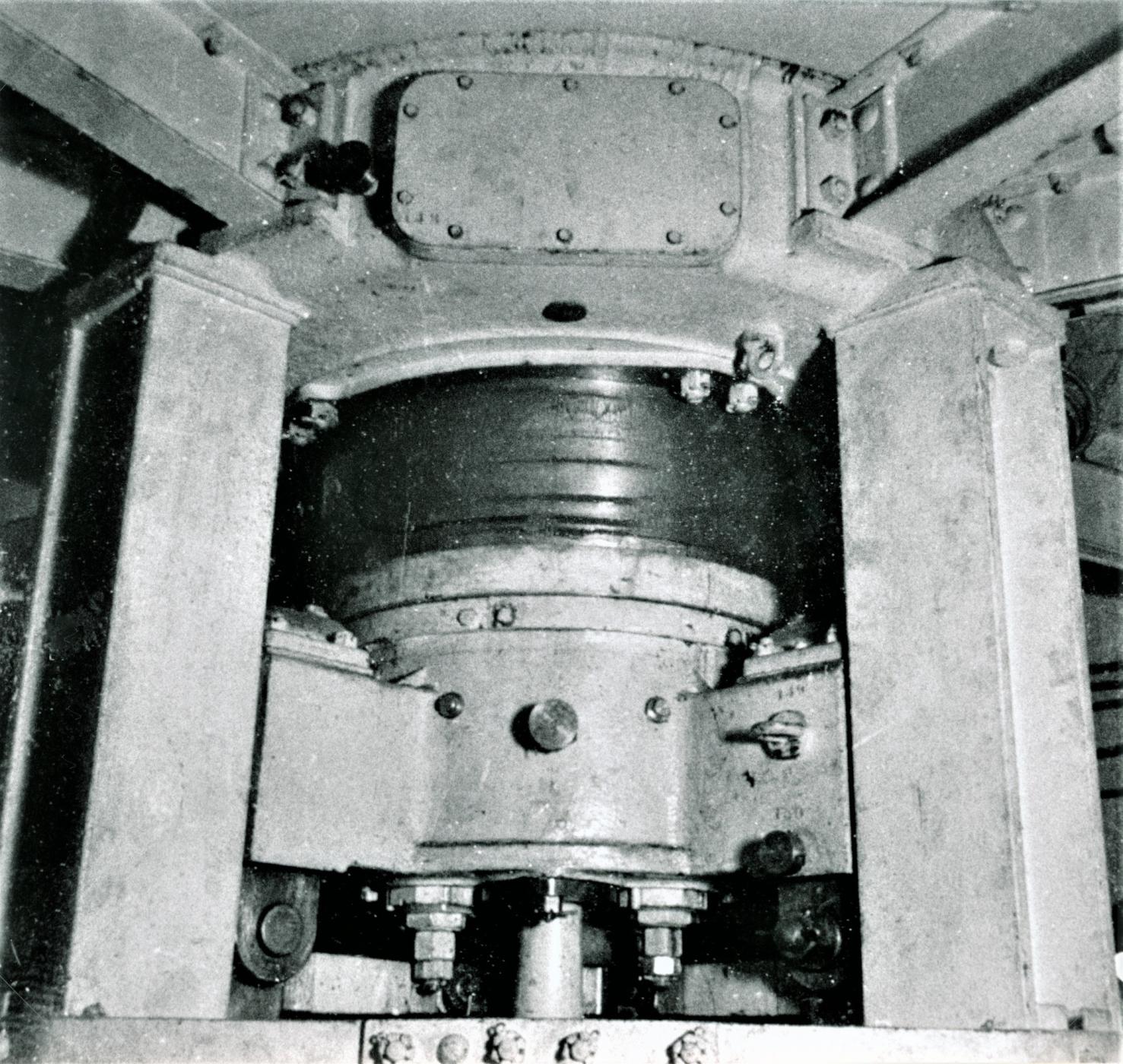 Ligne Maginot - HACKENBERG - A19 - (Ouvrage d'artillerie) - Bloc 10 - la tourelle de mortiers de 81 mm 
Vue de la sellette ; la tourelle  est éclipsée (position basse)