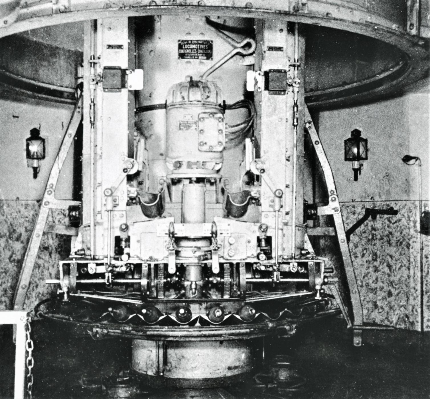 Ligne Maginot - HACKENBERG - A19 - (Ouvrage d'artillerie) - Bloc 10 - la tourelle de mortiers de 81 mm
Vue de l'étage intermédiaire avec les norias d’alimentation en munitions , la tourelle est en batterie (position haute)

