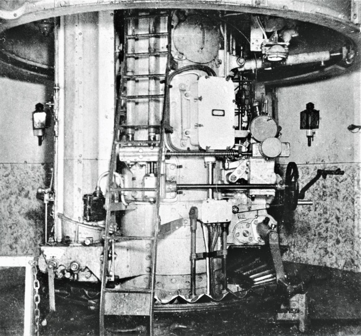 Ligne Maginot - HACKENBERG - A19 - (Ouvrage d'artillerie) - Bloc 10 - la tourelle de mortiers de 81 mm
Vue de l'étage intermédiaire avec l'une des norias d’alimentation en munitions et le poste de pointage, la tourelle est éclipsée (position basse)

