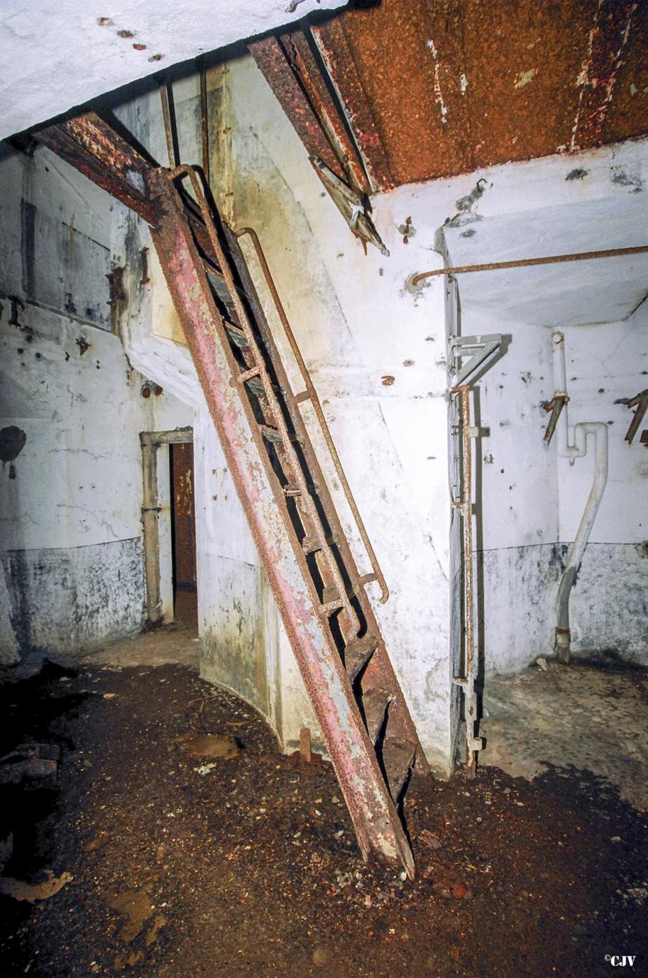 Ligne Maginot - FERME CHAPPY - A1 - (Ouvrage d'infanterie) - Bloc 2
L'escalier vers l'étage intermédiaire