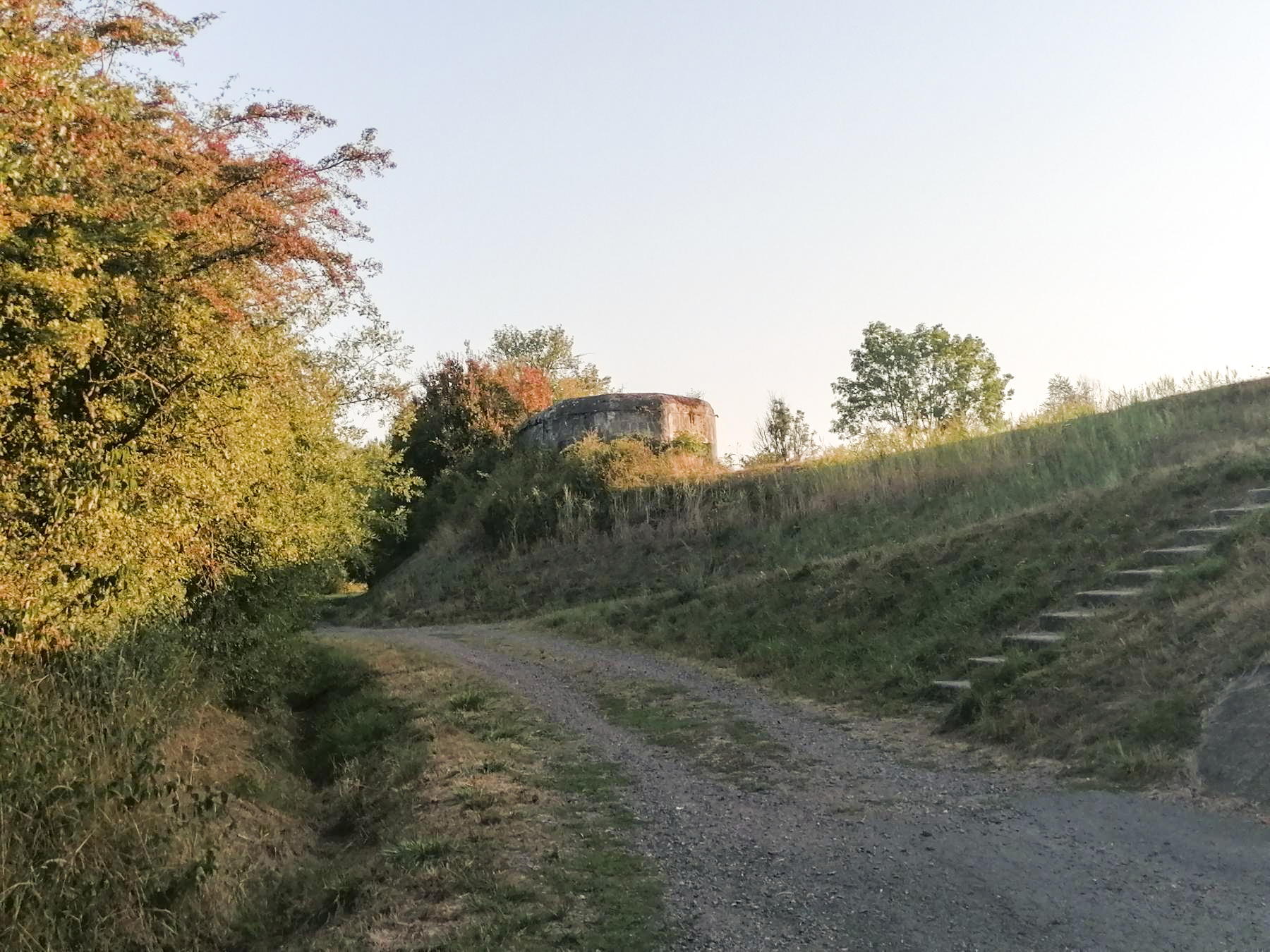 Ligne Maginot - SARRALBE BARRAGE NORD - (Blockhaus pour arme infanterie) - Vue du blockhaus au pied du bief