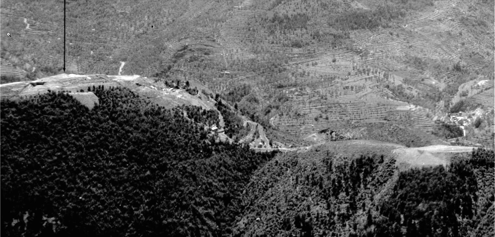 Ligne Maginot - AGAISEN INSTRUCTION - (Stand de tir) - Extrait du panoramique de l'observatoire de la Croix Albaréa. A gauche l'Agaisen, au centre Agaisen Instruction et l'entrée de Agaisen Col, à droite le champ de tir