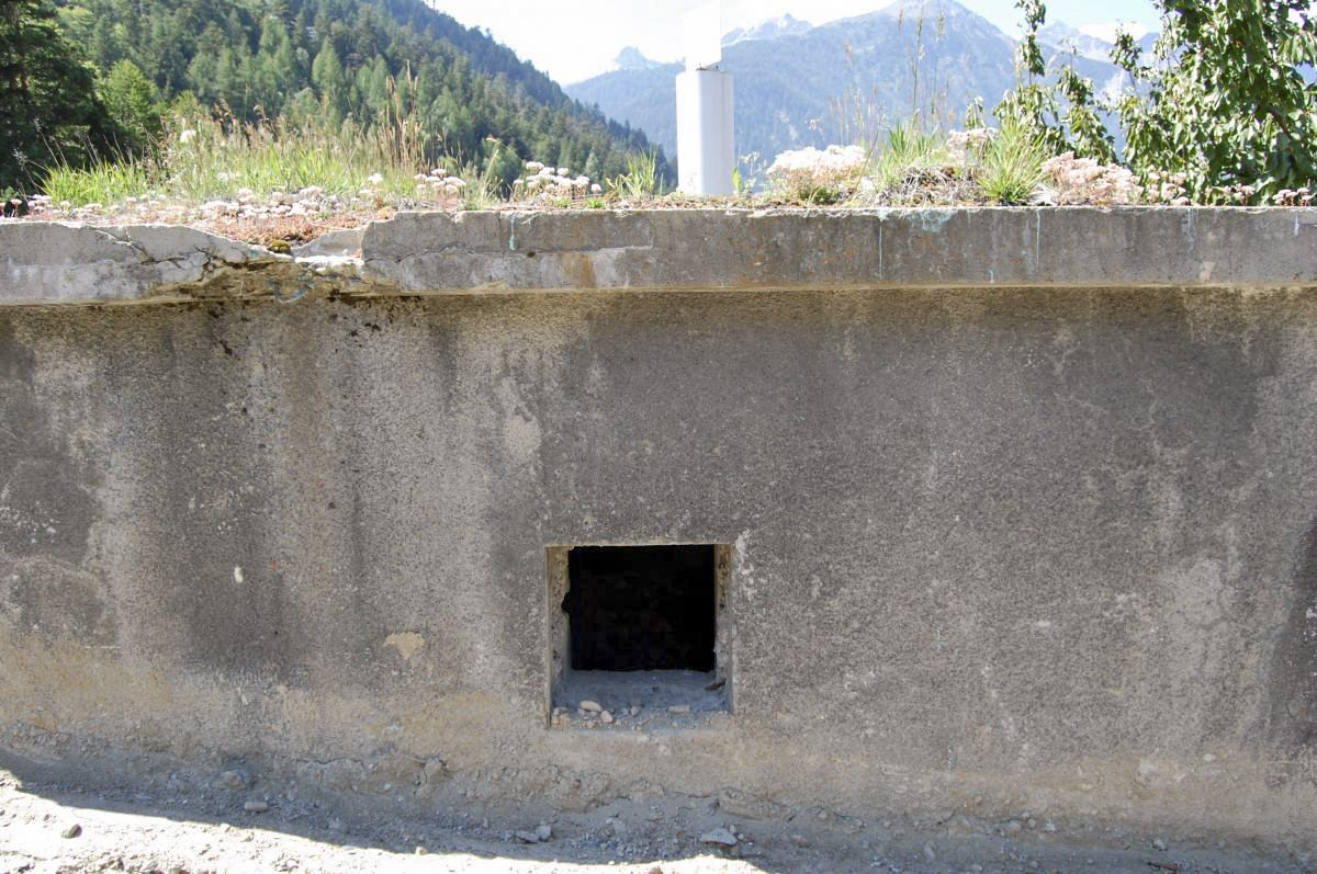 Ligne Maginot - RIEUX ROUX 2 - TUNNEL FERROVIAIRE - (Blockhaus pour arme infanterie) - Côté arrière - créneau FM