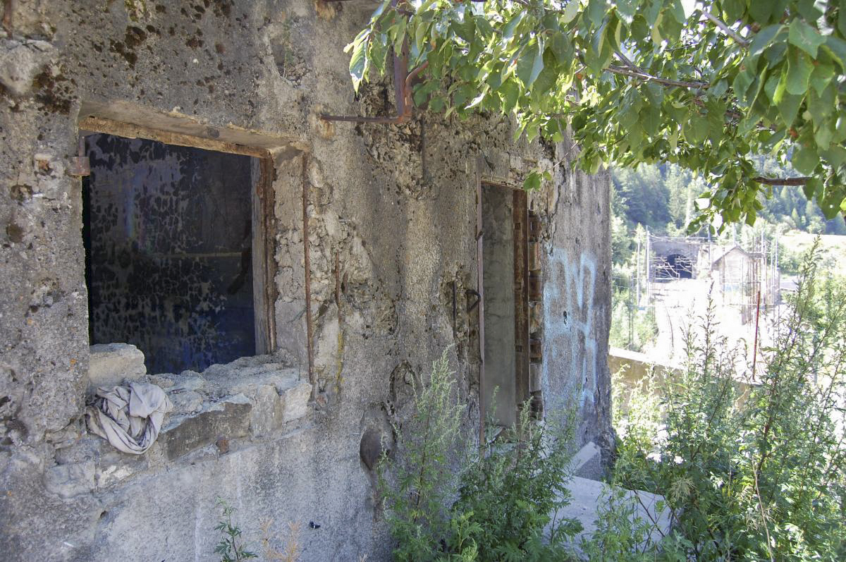 Ligne Maginot - RIEUX ROUX 2 - TUNNEL FERROVIAIRE - (Blockhaus pour arme infanterie) - Côté droit - fenêtre, goulotte à grenade et porte blindée