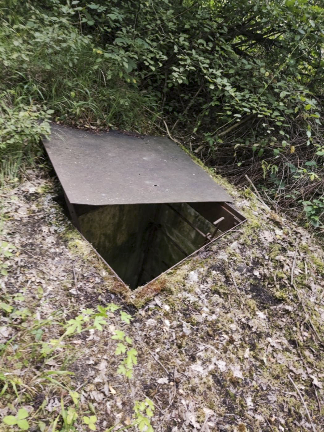 Ligne Maginot - 5T - (Chambre de coupure) - Trappe d'accès à la chambre de coupure, arrachée de ses gonds...