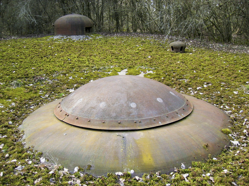 Ligne Maginot - KOBENBUSCH  - A13 - (Ouvrage d'artillerie) - Bloc 4
Tourelle mitrailleuse, cloche GFM et le prise d'air en arrière plan