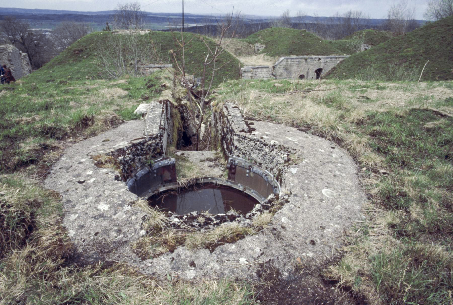 Ligne Maginot - FORT du LARMONT SUPERIEUR (Cuve pour arme d'infanterie) - Emplacement pour tourelle démontable sur la caserne.