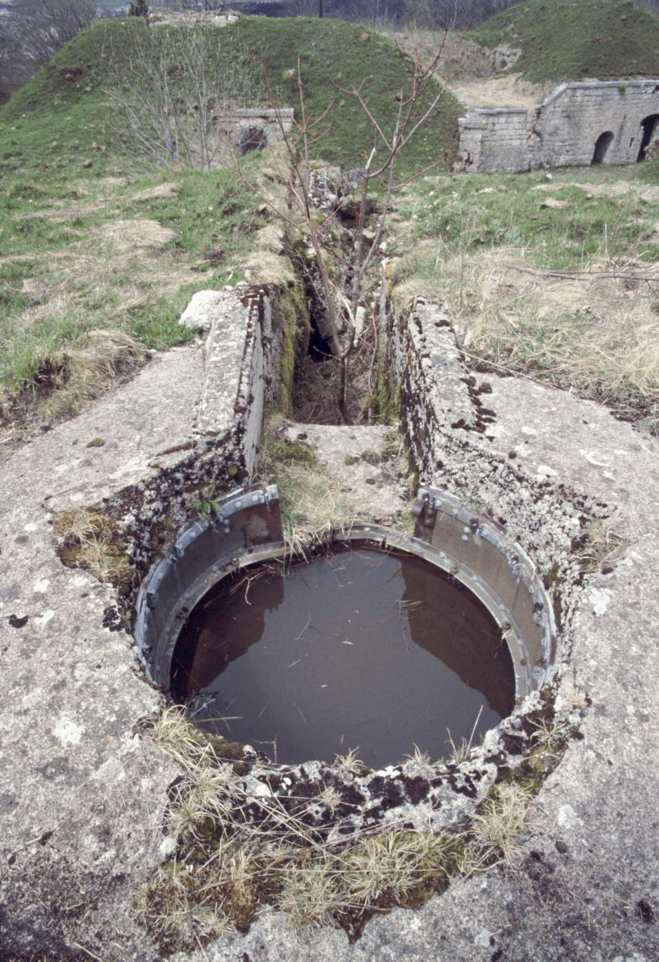 Ligne Maginot - FORT du LARMONT SUPERIEUR (Cuve pour arme d'infanterie) - Emplacement pour tourelle démontable sur la caserne.