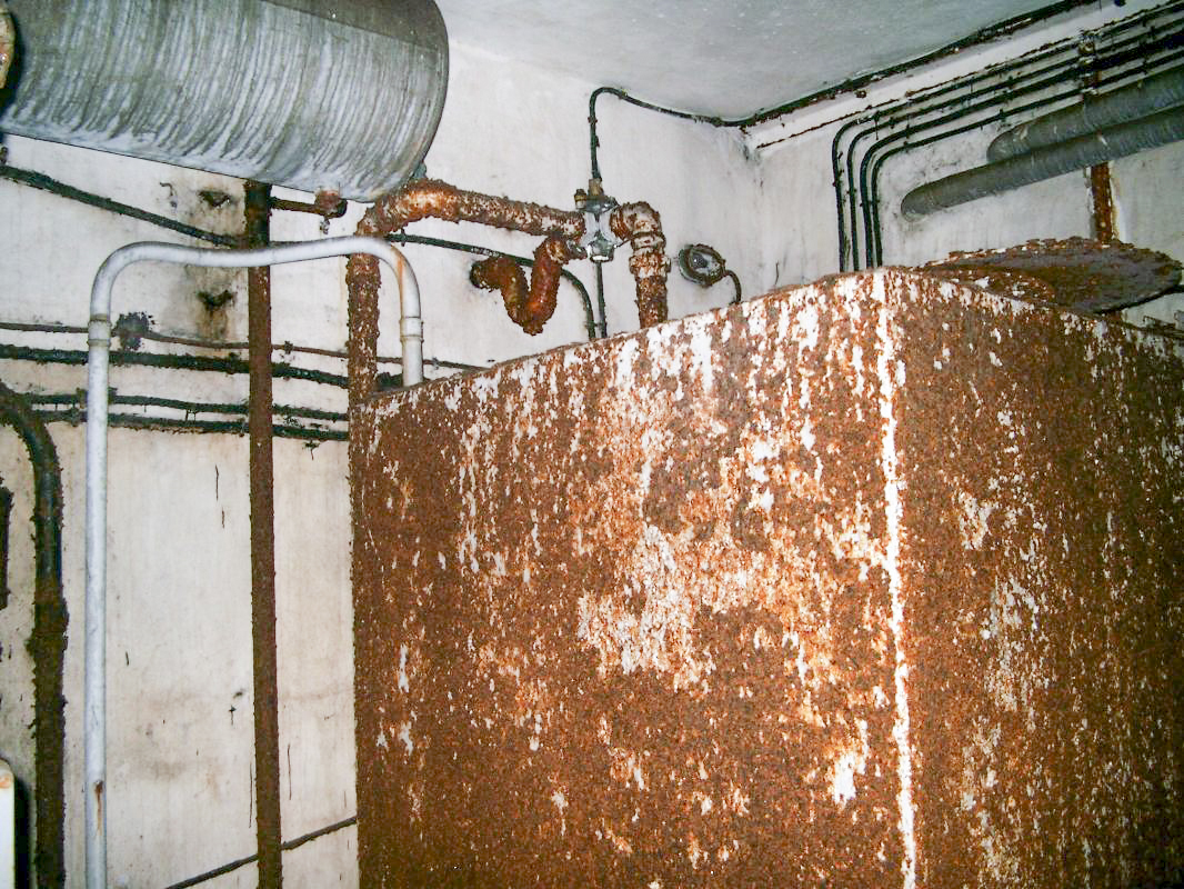 Ligne Maginot - GALGENBERG - A15 - (Ouvrage d'artillerie) - Bloc 5
Entrée des cunettes avec une vanne d'orientation. A gauche, le tube de remplissage depuis la galerie si besoin.