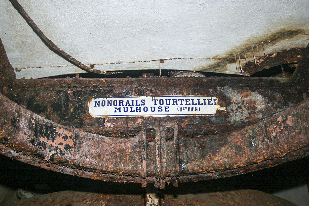 Ligne Maginot - GALGENBERG - A15 - (Ouvrage d'artillerie) - Bloc 6
Etage supérieur
Gros plan de la plaque sur les monorails Tourtellier