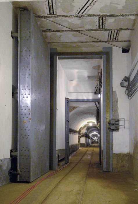 Ligne Maginot - GALGENBERG - A15 - (Ouvrage d'artillerie) - Porte pare-souffle positionnée dans la galerie principale entre la partie avant (blocs, usine, casernement) et la partie arrière (M1 et entrée munitions). 
Elle est destinée à éviter la propagation du souffle du à une explosion du magasin à munitions M1 aux parties avant de l'ouvrage.
Sa fermeture est manuelle