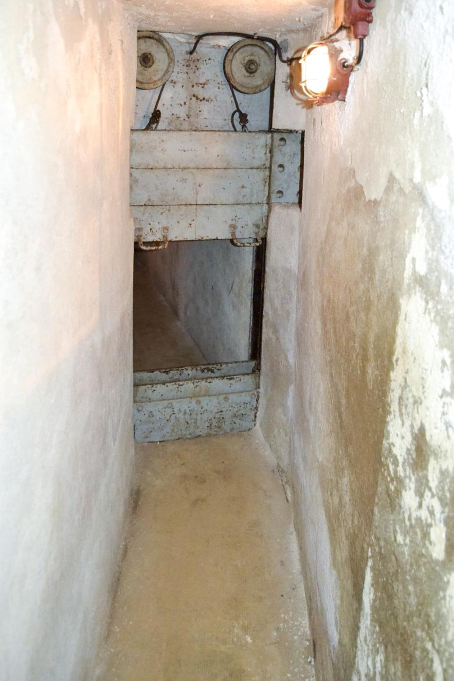 Ligne Maginot - GALGENBERG - A15 - (Ouvrage d'artillerie) - Sas de contournement de la porte pare-souffle.
Fermeture en guillotine.