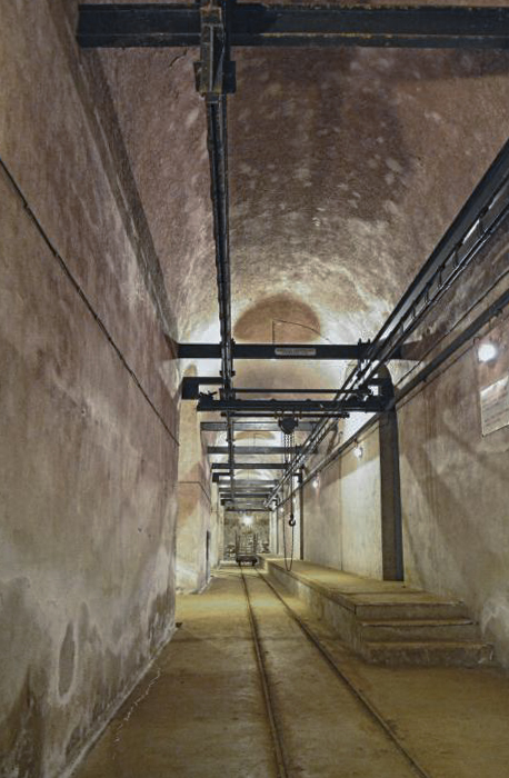 Ligne Maginot - GALGENBERG - A15 - (Ouvrage d'artillerie) - Magasin M1
Couloir principal du magasin à munitions principal de l'ouvrage avec son système de palans pour la manipulation des casiers à munitions