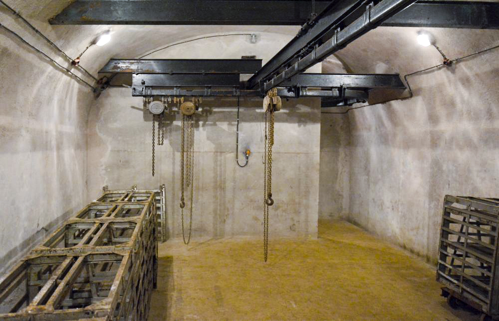 Ligne Maginot - GALGENBERG - A15 - (Ouvrage d'artillerie) - Magasin M1
Alvéole à munitions
Vue prise vers l'entrée de l'alvéole sur le système de monorails Tourtellier et palans destinés à la manipulation des casiers de munitions