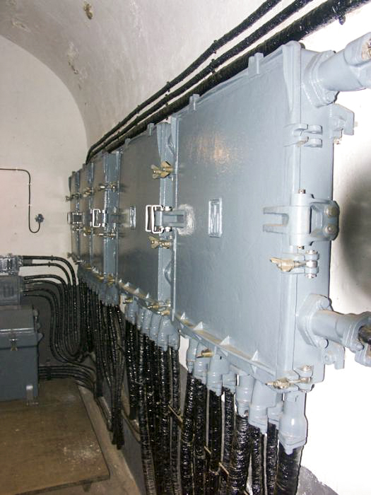 Ligne Maginot - GALGENBERG - A15 - (Ouvrage d'artillerie) - Central téléphonique principal de l'ouvrage du Galgenberg 
Le répartiteur principal (Boites 9D et 9G avec les boitiers de protection du standard téléphonique