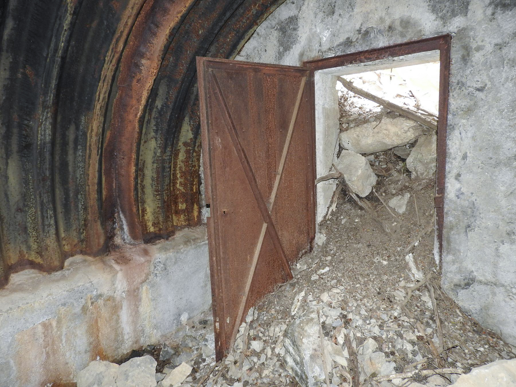 Ligne Maginot - BOIS DE SUFFIN HAUT - (Poste de Secours) - Une des portes métalliques de l'abri.