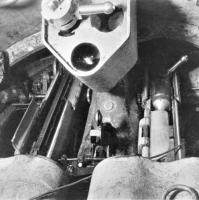 Ligne Maginot - HACKENBERG - A19 - (Ouvrage d'artillerie) - Bloc 10 - la tourelle de mortiers de 81 mm
Étage supérieur, Culasses et goulottes de chargement des deux tubes. La culasse de gauche est en position de tir et une culasse de rechange est rangée dans son support