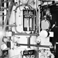 Ligne Maginot - Tourelle modèle 1932 pour deux mortiers de 81 mm - Boitier ds frotteurs verticaux.
Eclairage (110V continu), téléphone (non utilisé ?), puissance moteurs (110V continu)