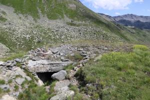 Ligne Maginot - COTE 2415 - (Blockhaus pour arme infanterie) - Entrée. La masse du blockhaus est assez visible
