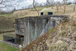 Ligne Maginot - SENTZICH - A16 - (Ouvrage d'infanterie) - Casemate sud dominée par sa cloche GFM et, tout en haut à droite, la tourelle mitrailleuse.