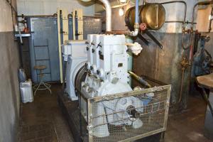 Ligne Maginot - SENTZICH - A16 - (Ouvrage d'infanterie) - Moteur Baudouin de gauche restauré. L'alimentation des réservoirs journaliers par pompe JAPY est visible à droite.