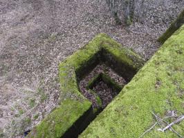 Ligne Maginot - MOLSCHPRICH NORD - (Blockhaus pour arme infanterie) - Le parapet bétonné devant l'entrée vu depuis la dalle du blockhaus.