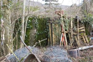 Ligne Maginot - DB334 - GRANDS COTES NORD - (Blockhaus pour arme infanterie) - Une pancarte 'propriété privée' est à l'entrée d'un terrain encombré de détritus; l'ouvrage est devant moi