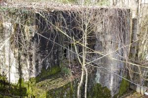 Ligne Maginot - DB334 - GRANDS COTES NORD - (Blockhaus pour arme infanterie) - Le créneau de tir couvrait la rue Louis Quinquet vers le centre ville. La photo est difficile à prendre de derrière un grillage.