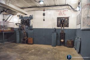 Ligne Maginot - BOIS DU FOUR - A5 - (Ouvrage d'infanterie) - La chambre de tir 'Ouest' où se trouve :
1 créneau pour jumelage de mitrailleuses Reibel MAC 31 interchangeable avec un canon anti-char de 47 mm monté sur bi-rail
1 créneau jumelage de mitrailleuses Reibel MAC 31