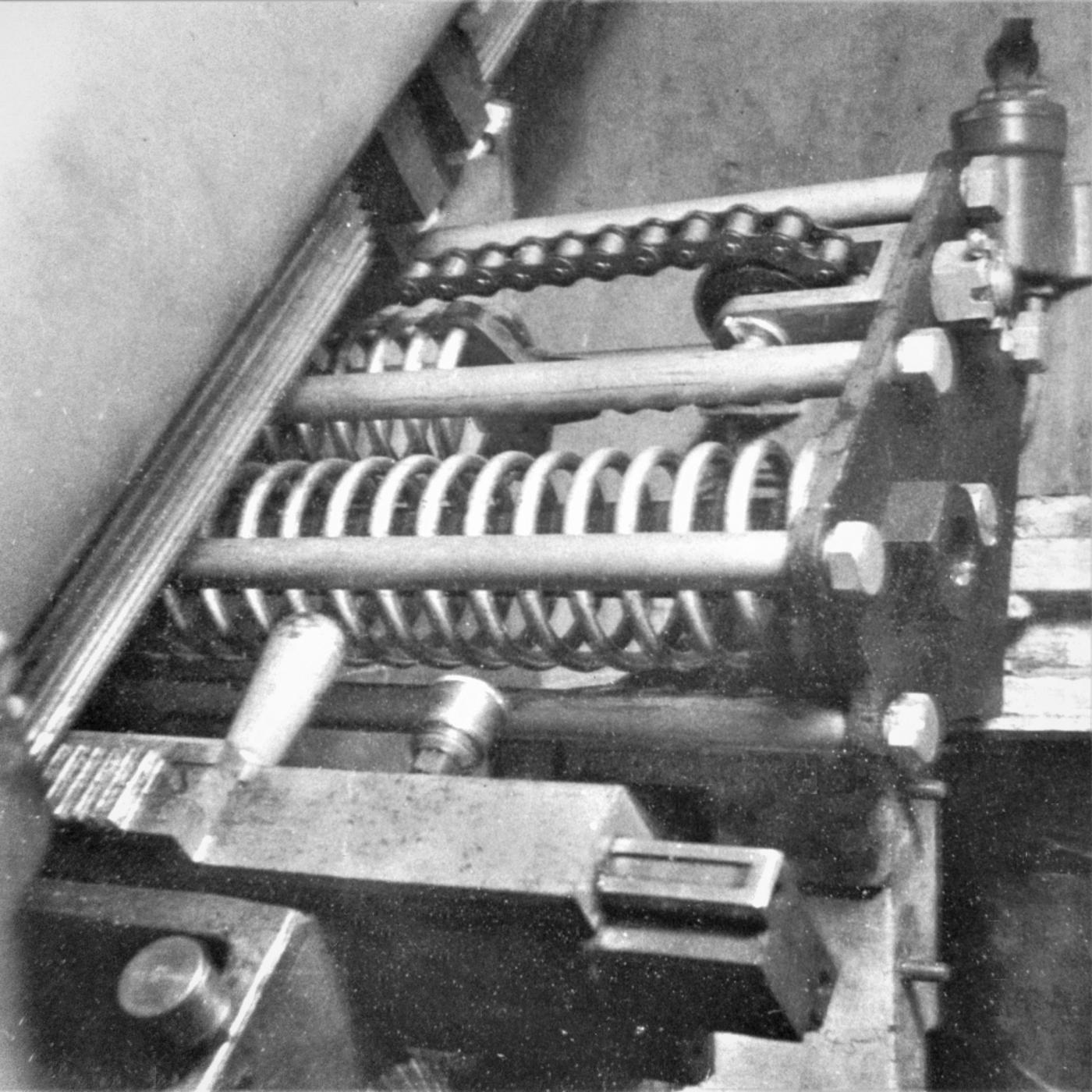 Ligne Maginot - HACKENBERG - A19 - (Ouvrage d'artillerie) - Bloc 10 - la tourelle de mortiers de 81 mm
Étage supérieur, Detail du mécanisme de réglage de la portée agissant sur les évents des tubes de détente