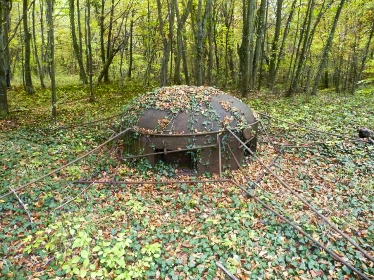 Ligne Maginot - MONT DES WELCHES - X25 - (Abri) - Cloche GFM type A
Noter le support réalisé pour un filet de camouflage