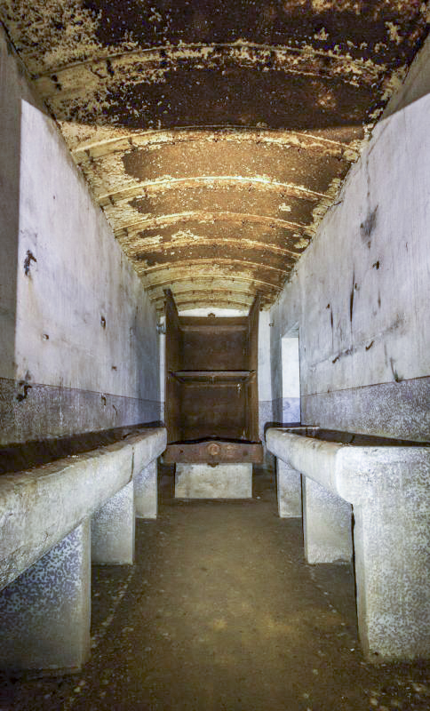 Ligne Maginot - MONT DES WELCHES - X25 - (Abri) - Les lavabos, avec en arrière plan la citerne de stockage d'eau partiellement découpée 