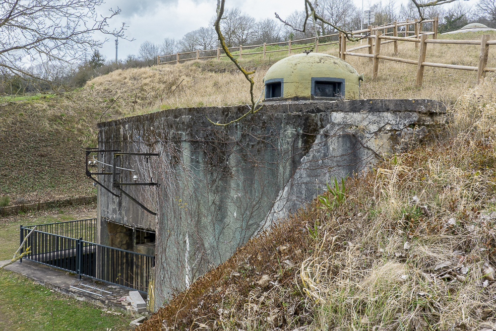 Ligne Maginot - SENTZICH - A16 - (Ouvrage d'infanterie) - Casemate sud dominée par sa cloche GFM et, tout en haut à droite, la tourelle mitrailleuse.