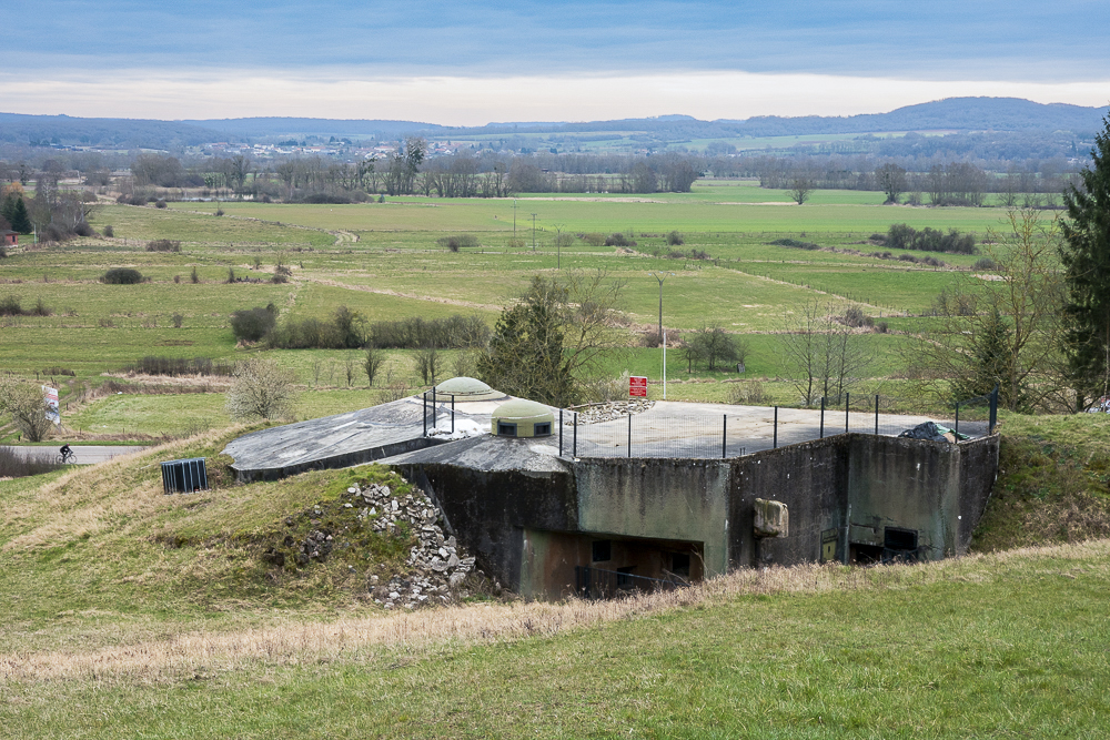 Ligne Maginot - SENTZICH - A16 - (Ouvrage d'infanterie) - La casemate nord dominée par la tourelle mitrailleuse. A l'arrière-plan le glacis vers la Moselle. 