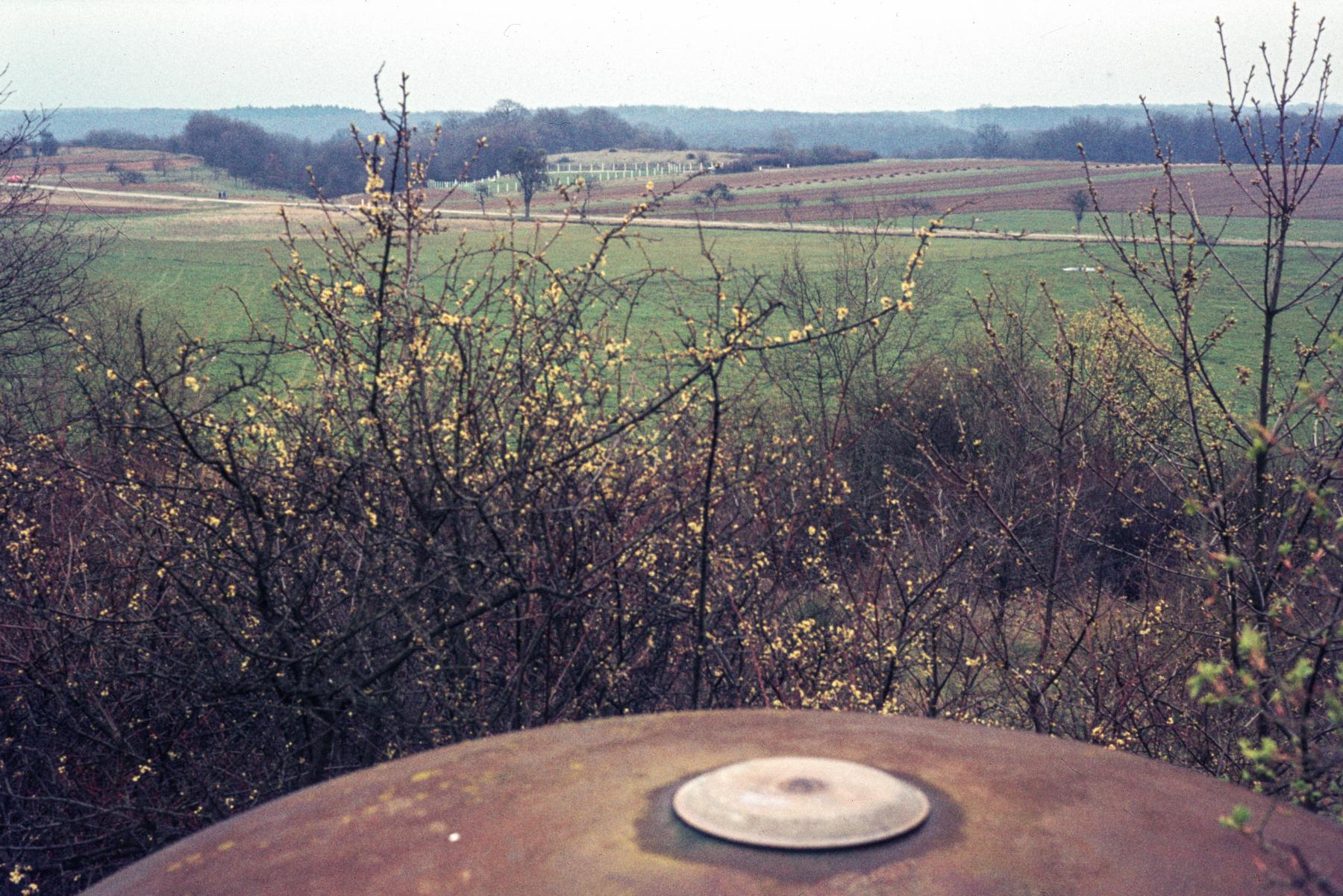 Ligne Maginot - ROUTE DU LUXEMBOURG - X9 - (Abri) - Vue depuis la cloche GFM vers l'ouvrage de Soetrich