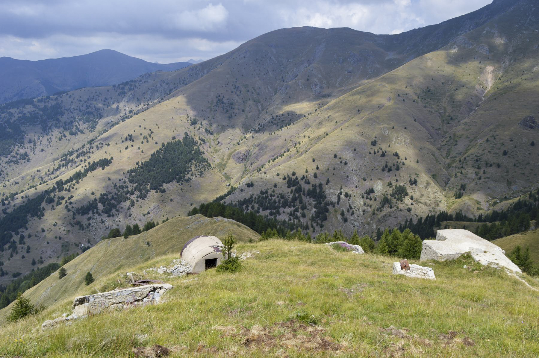 Ligne Maginot - COL DE RAUS (CR) - (Ouvrage d'infanterie) - Cuve C3 (gauche), abri A2, cuve C2, citerne X1, Bloc 1 (droite)