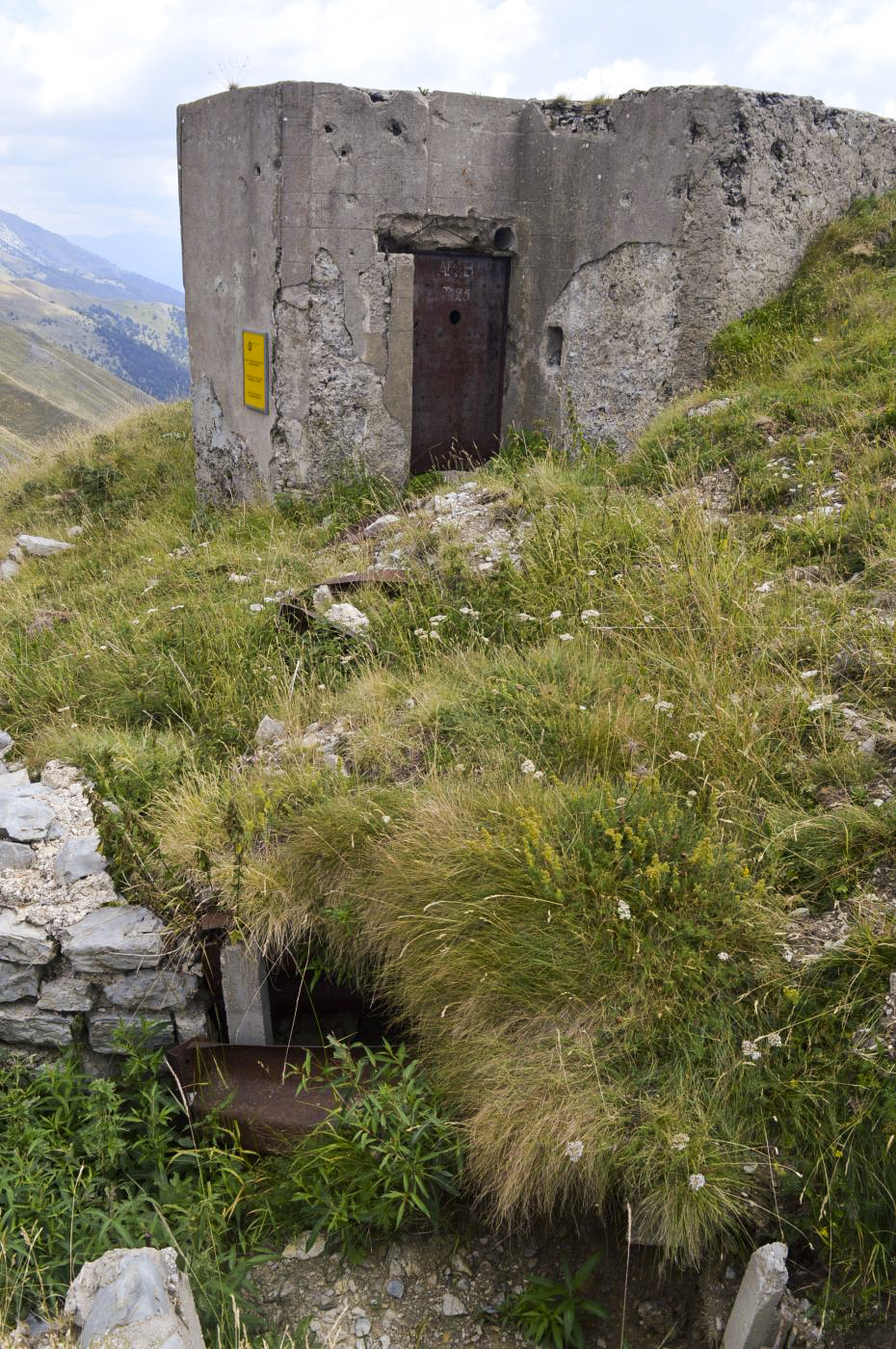 Ligne Maginot - COL DE RAUS (CR) - (Ouvrage d'infanterie) - Au premier plan tranchée couverte T2, bloc 1