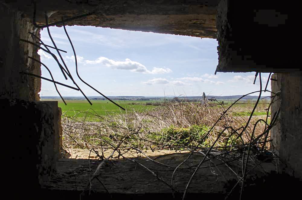 Ligne Maginot - CEZF-217 - BELLE FONTAINE - (Blockhaus lourd type STG / STG-FCR - Simple) - A l'intérieur:
Le créneau de tir de l'intérieur...Vue sur son champ de tir.