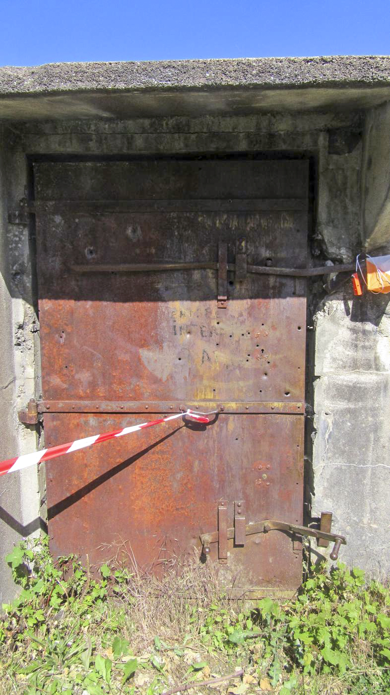 Ligne Maginot - VALDAHON - (Camp de sureté) - La porte d'accès en tôle 