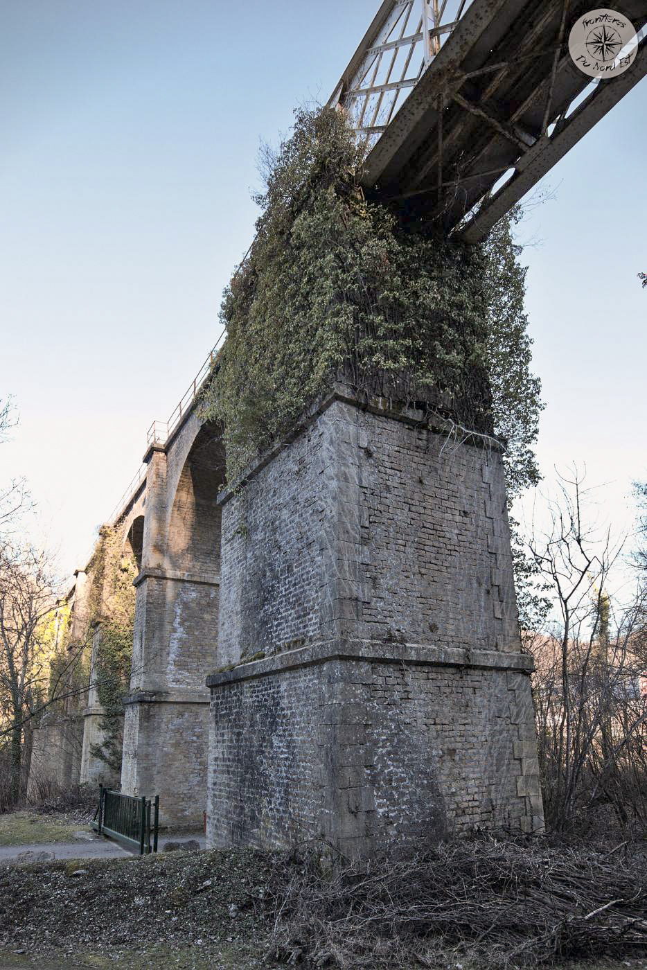 Ligne Maginot - SAULNES - (Barrage de Route) - Au pied de ce pilier.