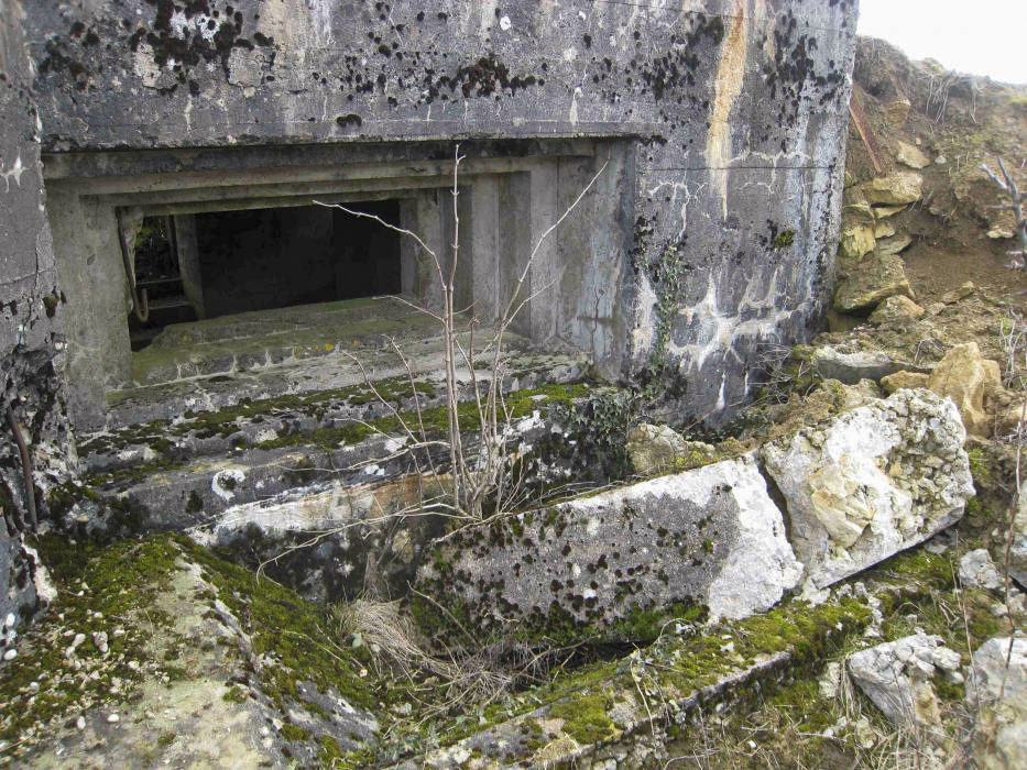 Ligne Maginot - DB319 - LA MARCHIERE - (Blockhaus pour canon) - Détail sur le créneau
On peut remarquer une petite cuvette de récupération devant le créneau