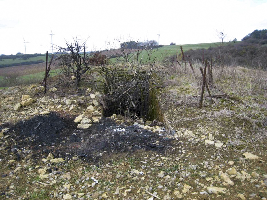 Ligne Maginot - DB319 - LA MARCHIERE - (Blockhaus pour canon) - Le blockhaus étant construit à flanc de coteau, l'entrée du matériel est presque 2 m au dessous du niveau du sol et l'accès se fait par un escalier