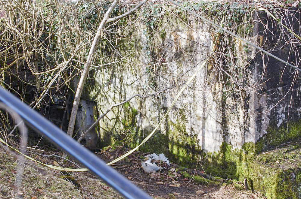 Ligne Maginot - DB334 - GRANDS COTES NORD - (Blockhaus pour arme infanterie) - L'entrée de l'ouvrage est visible au fond, à gauche