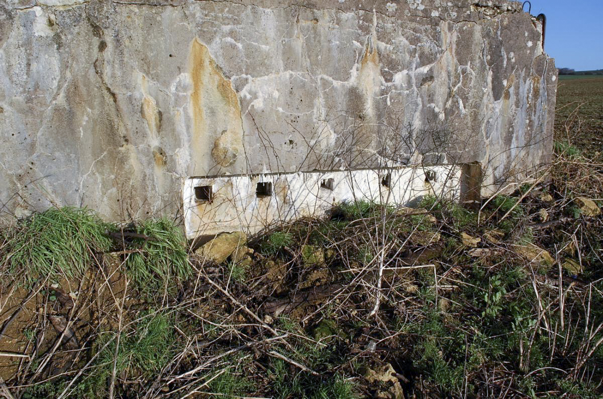 Ligne Maginot - DB349 - BEUVEILLE - (Blockhaus pour arme infanterie) - L'ouvrage est complètement enterré et son accès est impossible. Les photos ne montrent donc que l'extérieur.