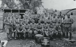 Ligne Maginot - ISING (FERANGE) - (Camp de sureté) - Les recrues au camp d'Ising - Férange en 1938
La corvée d'épluchures
'On demande des éplucheuses'