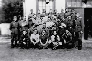 Ligne Maginot - SOETRICH - (Casernement) - Membres de l'équipage de l'ouvrage de Soetrich restés sur place pour l'entretien avec leur gardes allemands
photo prise dans le casernement légére de l'ouvrage