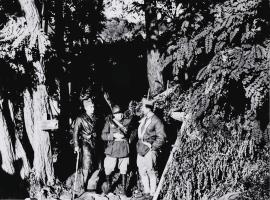 Ligne Maginot - STROMBERG - (PC) - Le PC de la position du Stromberg en septembre 1939
Les Lts Sauvergrain, Back et Varley du 168° RIF devant l'entrée de l'abri